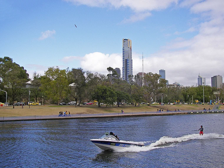 Melbourne Yarra River Wasserski Eureka Tower von fern
