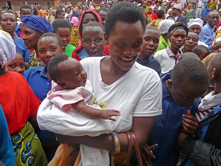 Ruanda Centre Scolaire Ntura Protestant Mutter mit Baby