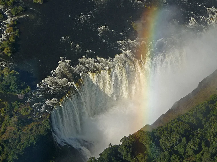 Victoria Falls Victoriafälle aus der Luft groß mit Regenbogen