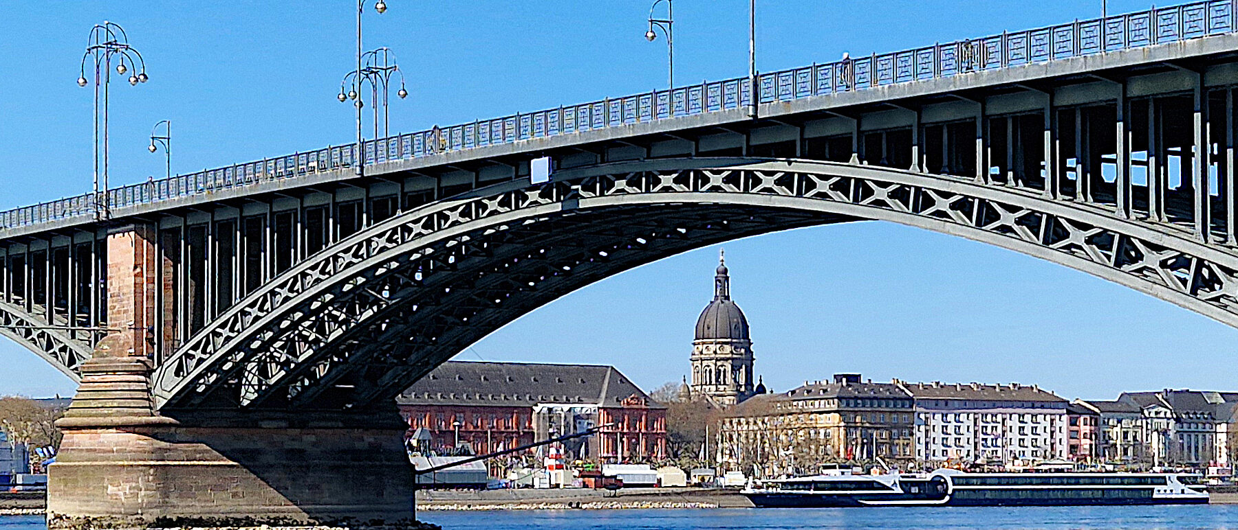 Mainz Rhein Theodor-Heuss-Brücke Christuskirche