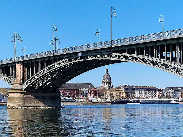 Mainz Rhein Theodor-Heuss-Brücke Christuskirche