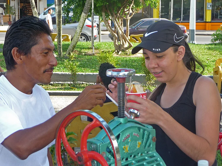 Costa Rica Liberia Eisverkäufer mit Kundin