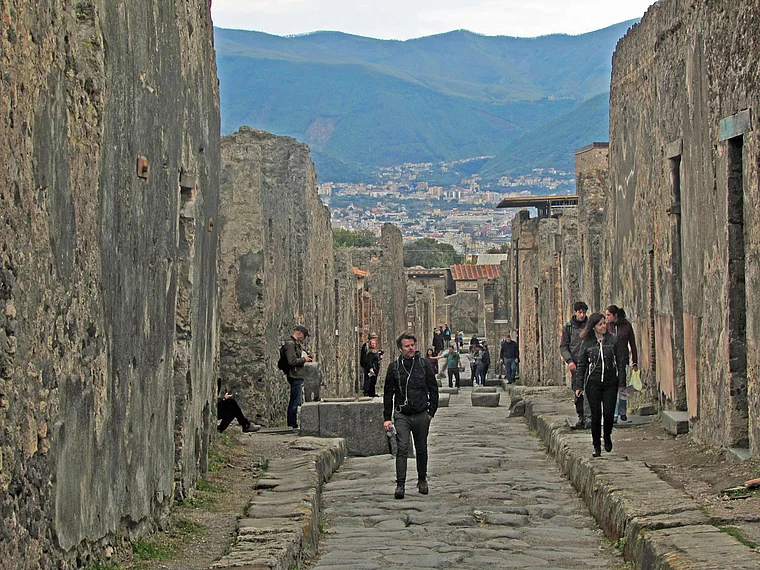Pompeji Blick von Ruinen auf moderne Stadt