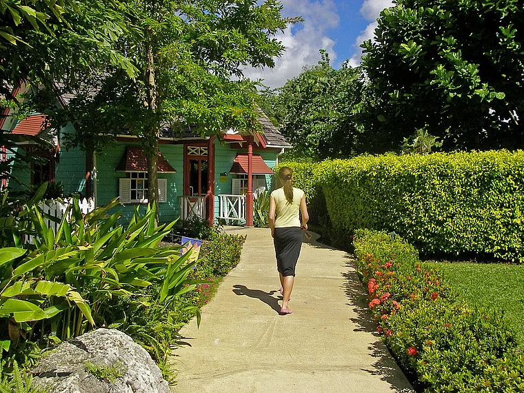 Barbados National Botanic Gardens mit Besucherin