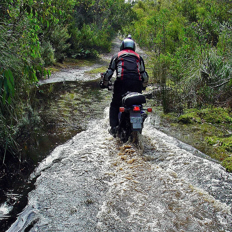 Tasmanien Motorrad fährt duch Bach
