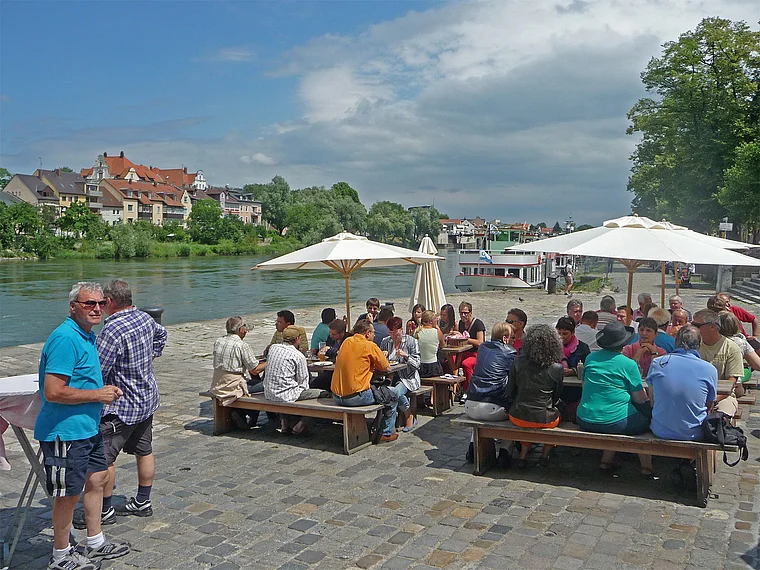 Regensburg Wurstkuchl Biergarten Blick auf Donau