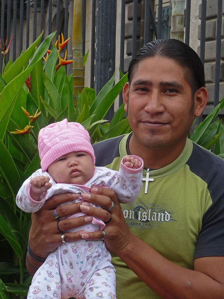Costa Rica San Jose stolzer Papa mit Baby