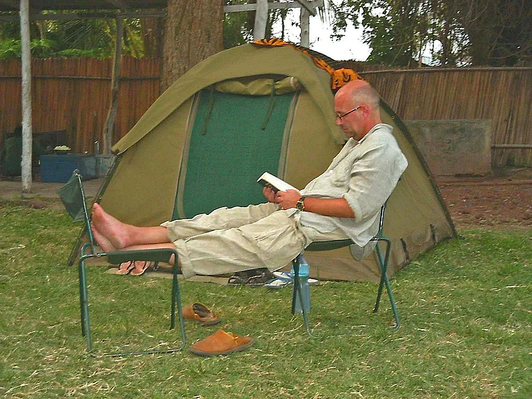 Tansania Safari Tourist vor Zelt