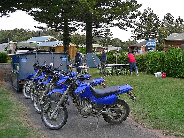Australien Warrnambool Campingplatz Motorräder in Reihe