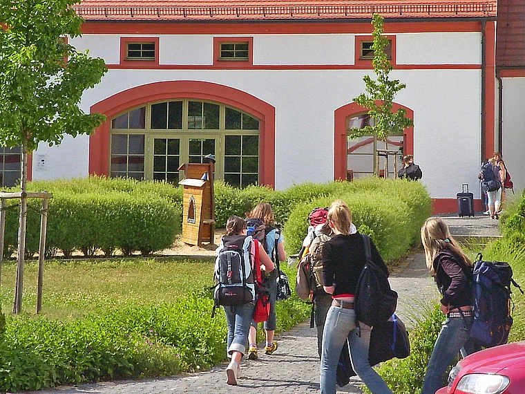 Ostritz  Internationales Begegnungszentrum außen mit Gästen