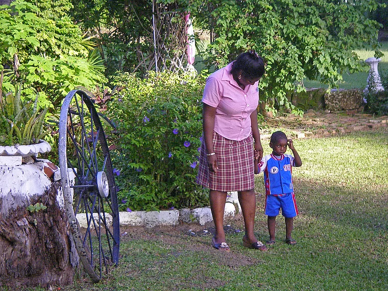 Barbados Sunbury Plantation House Park Mutter mit kleinem Jungen