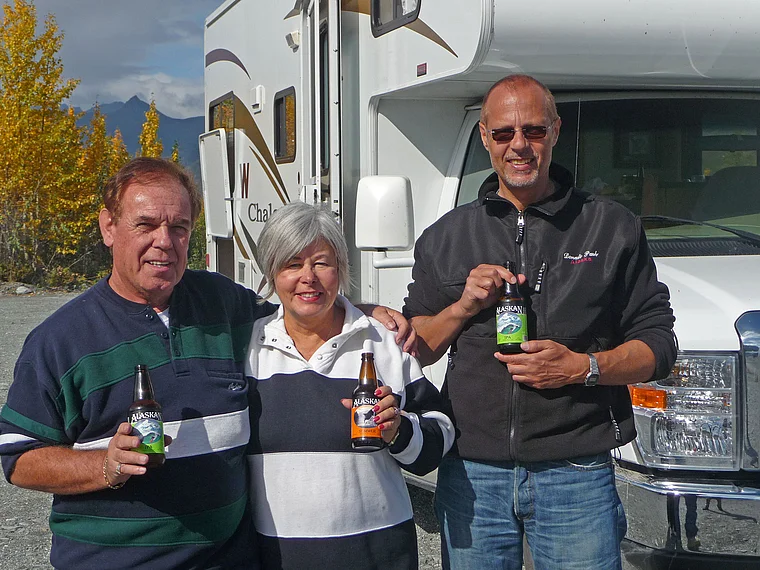 Alaska Anstoßen mit Alaskan Beer