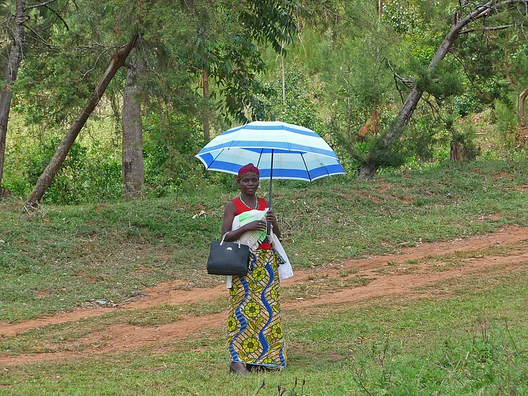 Ruanda Frau mit Sonnenschirm