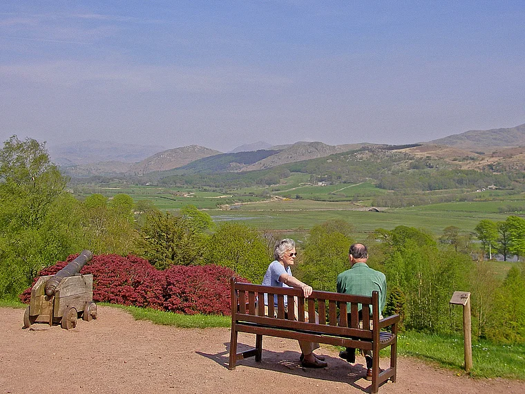 Lake District Muncaster Castle Park mit Touristen auf Bank