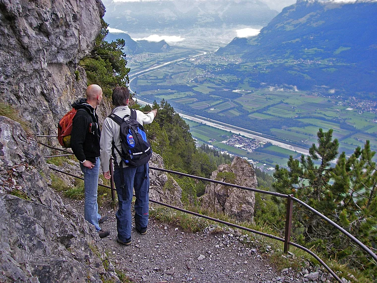 Liechtenstein Fürstensteig Blick auf Rheintal