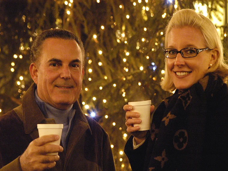Zürich Weihnachtsmarkt Anstoßen mit Glühwein
