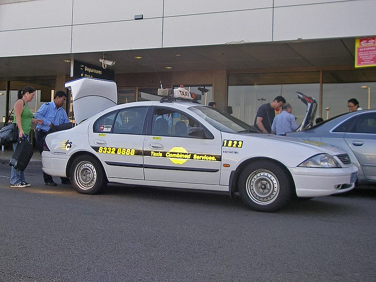 Taxis vor einem Flughafenterminal in Australien