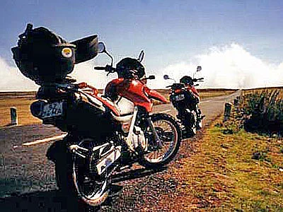 Madeira Motorräder am Straßenrand