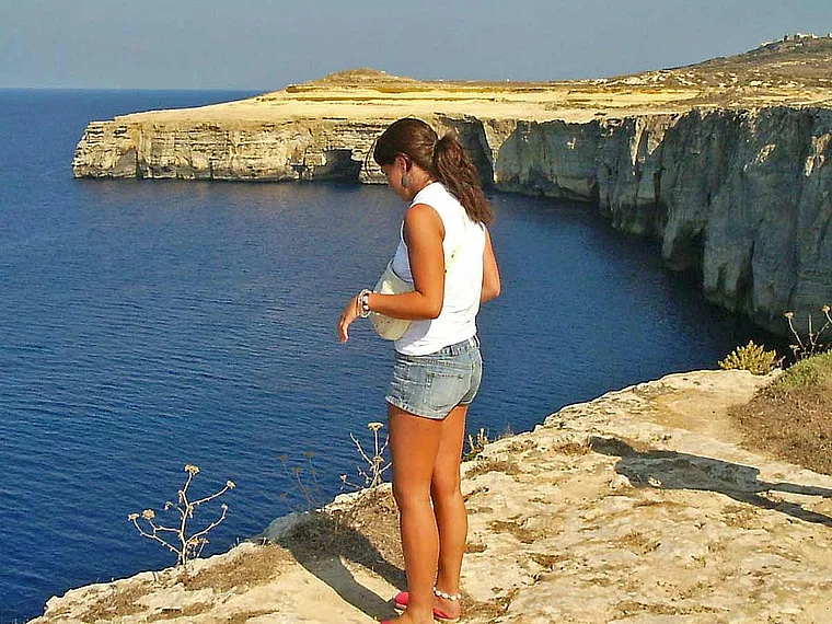 Malta Gozo Steilküste mit Touristin