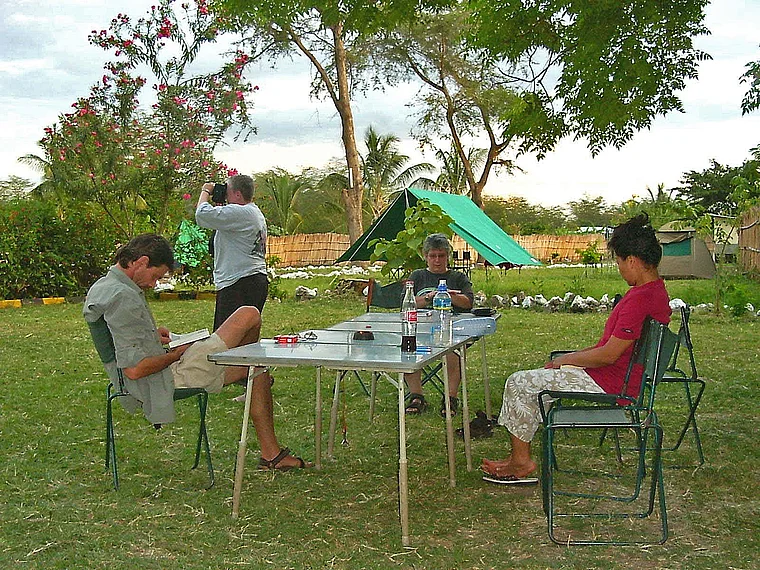Tansania Safari Campingtisch mit Touristen