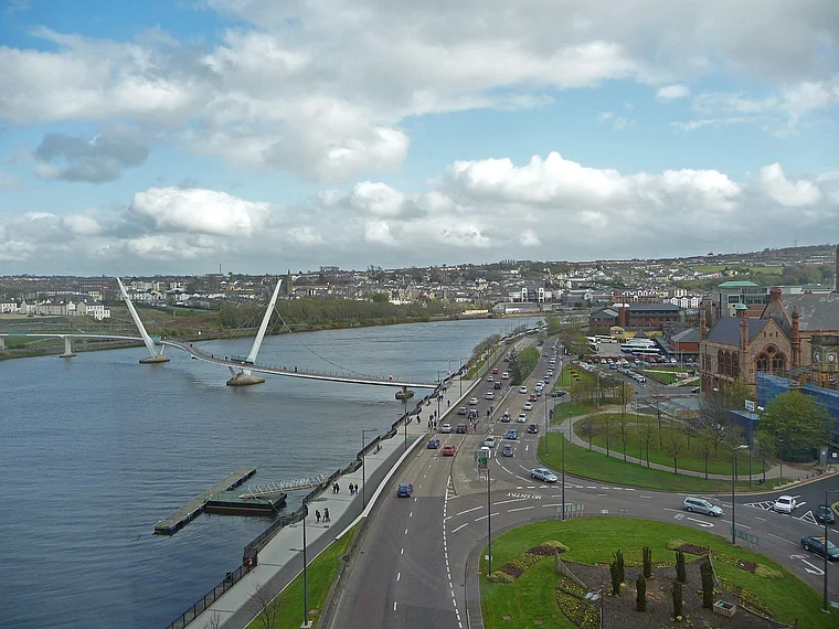Nordirland Londonderry Peace Bridge von oben