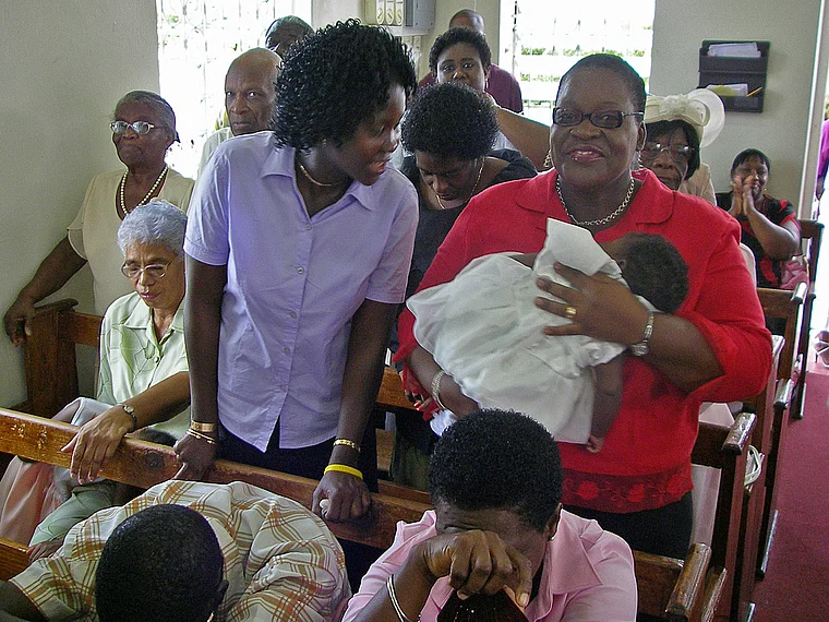 Barbados Frau mit Baby in Kirche