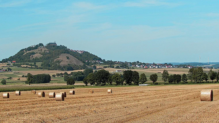 Amöneburg (Marburg) von fern mit Kornfeld