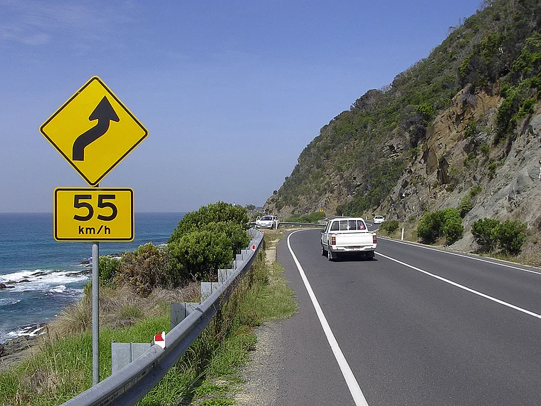 Australien Great Ocean Road Warnschild vor Kurven