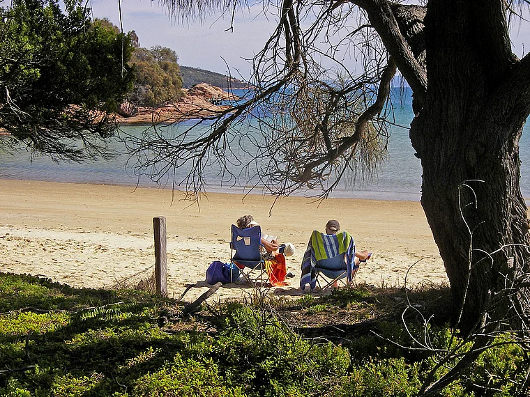 Tasmanien Freycinet National Park Strand mit Paar auf Campingstühlen
