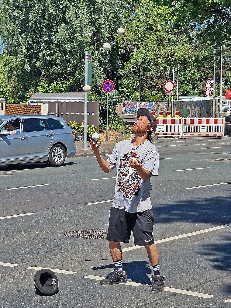 Mainz Straßenjongleur mit Bällen