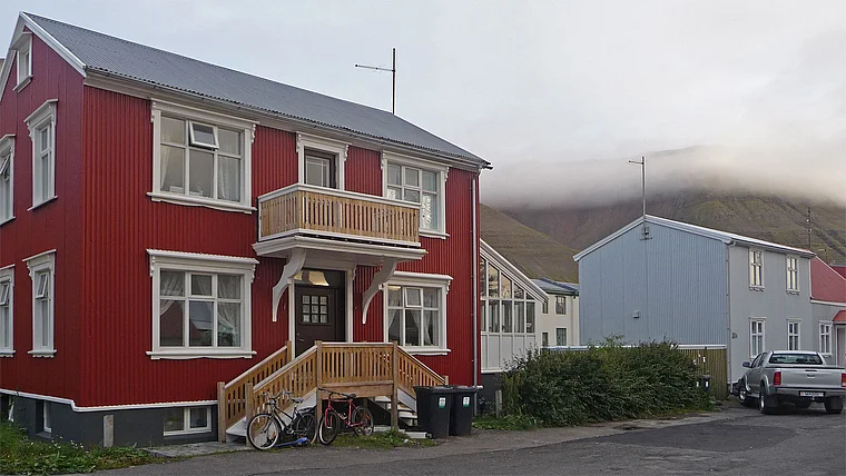 Island Isafjördur rot gestrichenes Haus