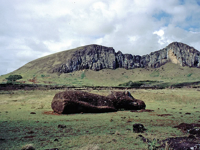 Osterinsel liegender Moai
