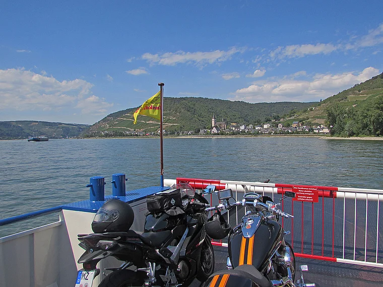 Lorch auf der Rheinfähre