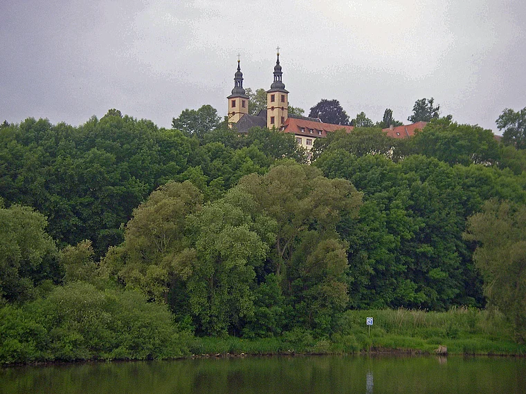 Triefenstein Kloster von fern