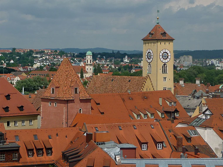 Regensburg Dreieinigkeitskirche Blick auf Rathausturm