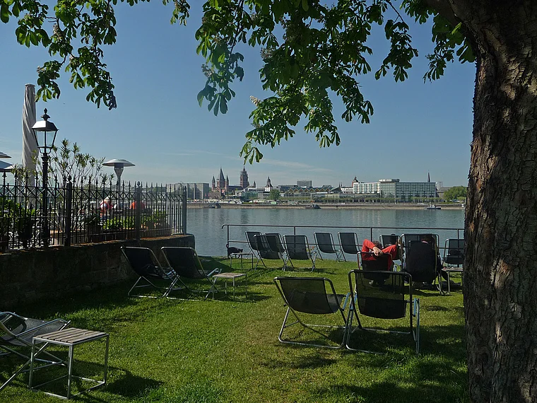 Mainz-Kastel Rheinufer Liegestühle