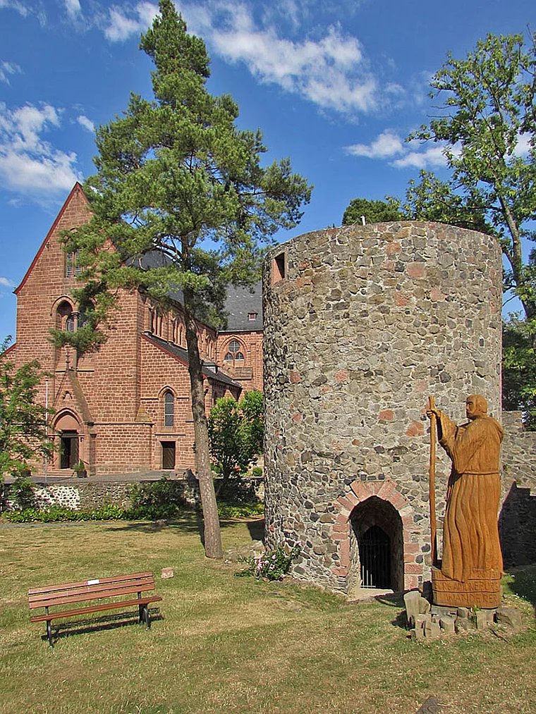 Amöneburg (Marburg) Burgruine und Bonifatius