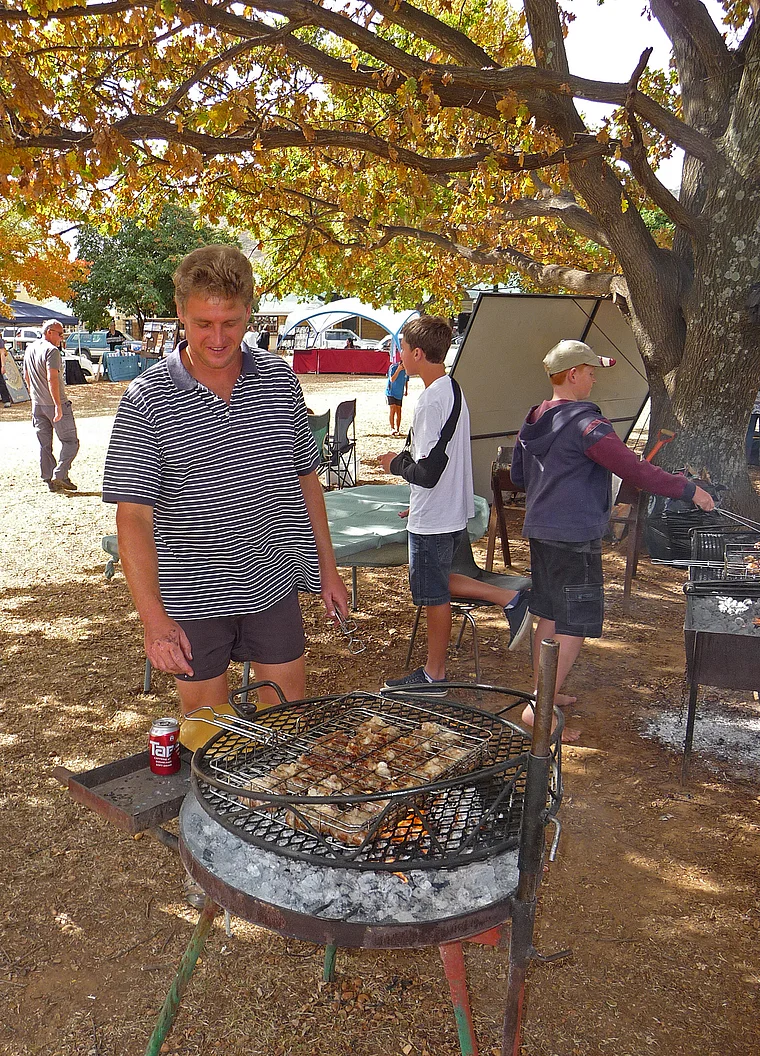 Clarens Südafrika Mann am Grill
