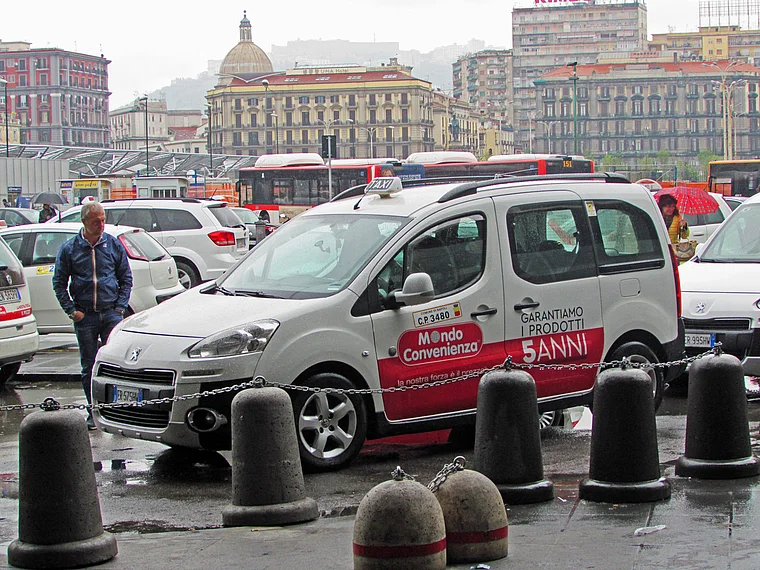 Neapel Taxi vor Bahnhof