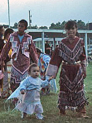 South Dakota Pine Ridge Reservation Frauen mit Kind beim Powwow