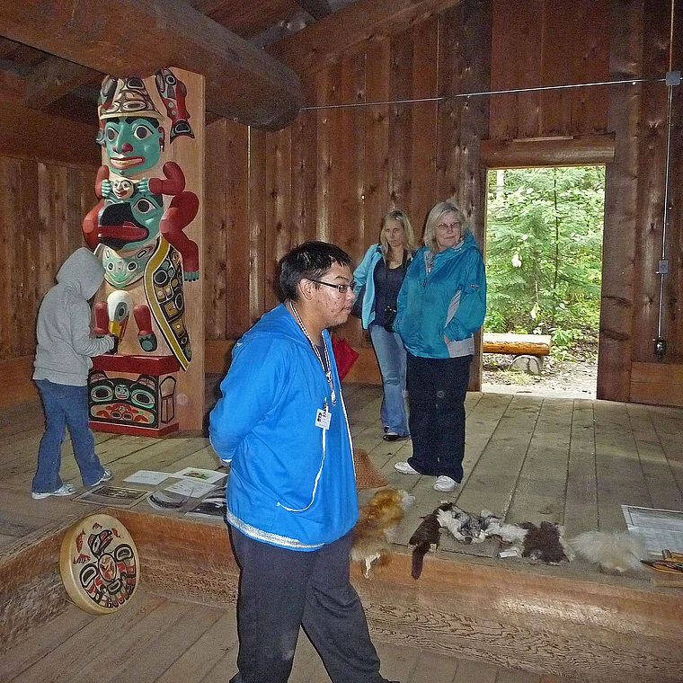 Alaska Anchorage Native Heritage Center Indianerhütte innen