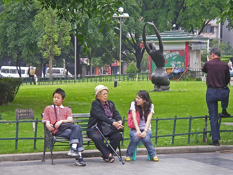 Chongqing Platz des Volkes Menschen auf Parkbank