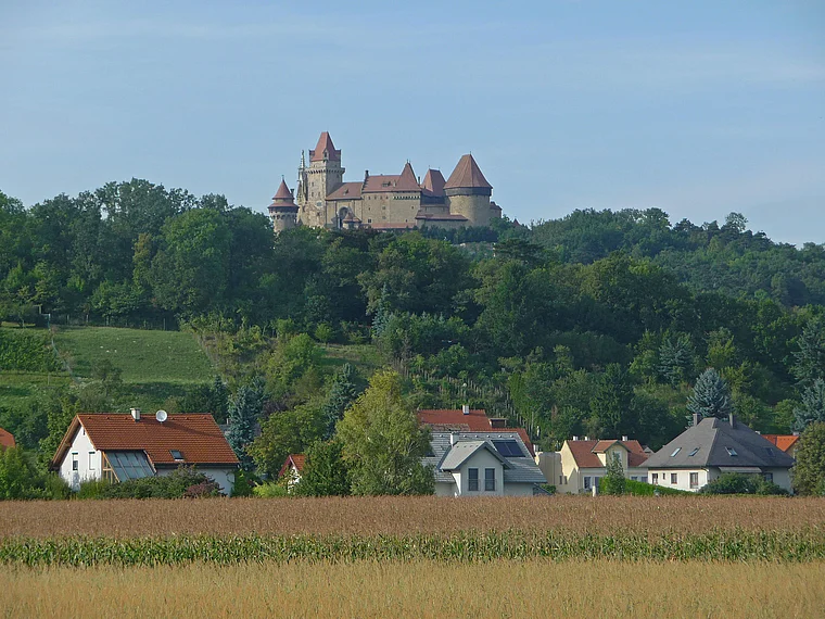 Weinviertel Burg Kreuzenstein von fern