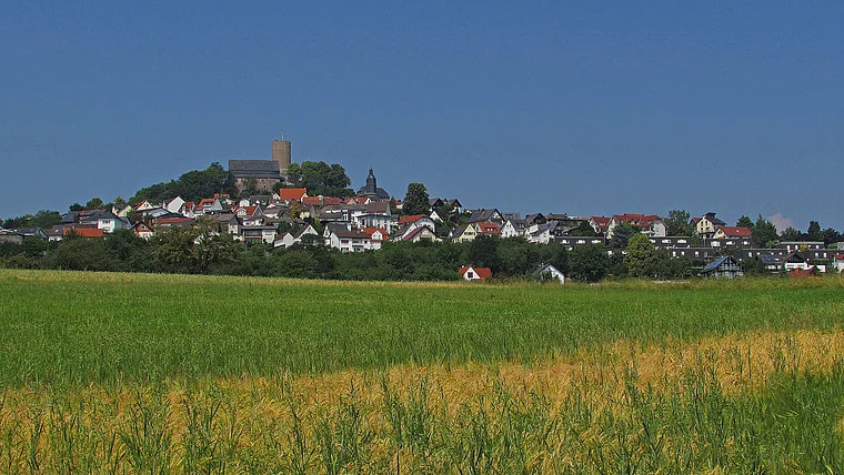 Wettenberg Krofdorf-Gleiberg von fern Sommer
