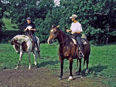 South Dakota Whitewood Creek Ranch Touristen auf Pferden