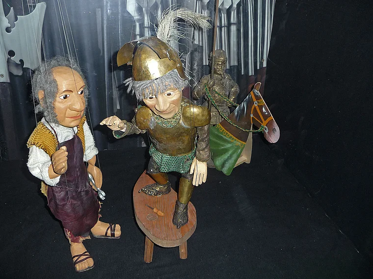 Zwei Marionetten der Augsburger Puppenkiste auf der Bühne