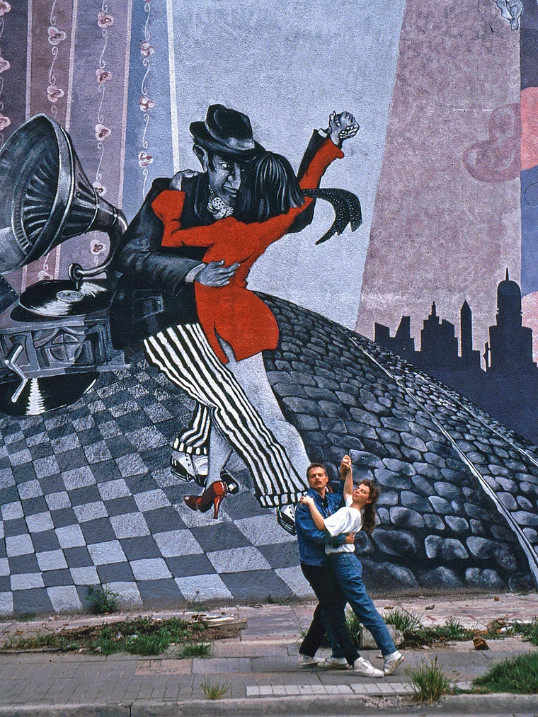 Buenos Aires Touristen tanzen Tango vor Wandgemälde