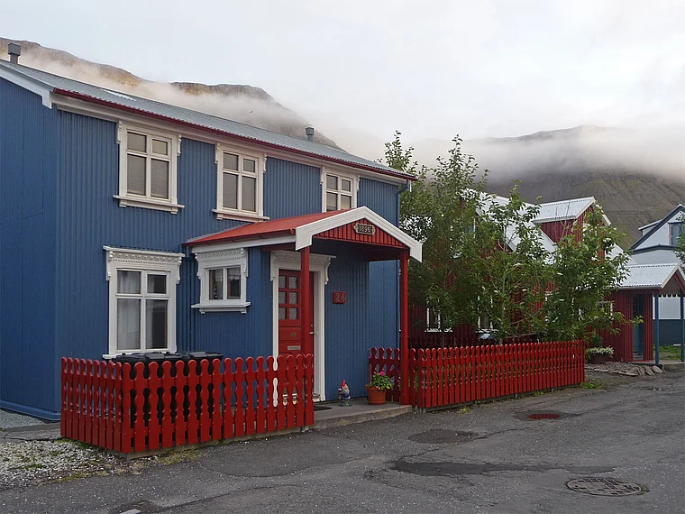 Island Isafjördur blau gestrichenes Haus