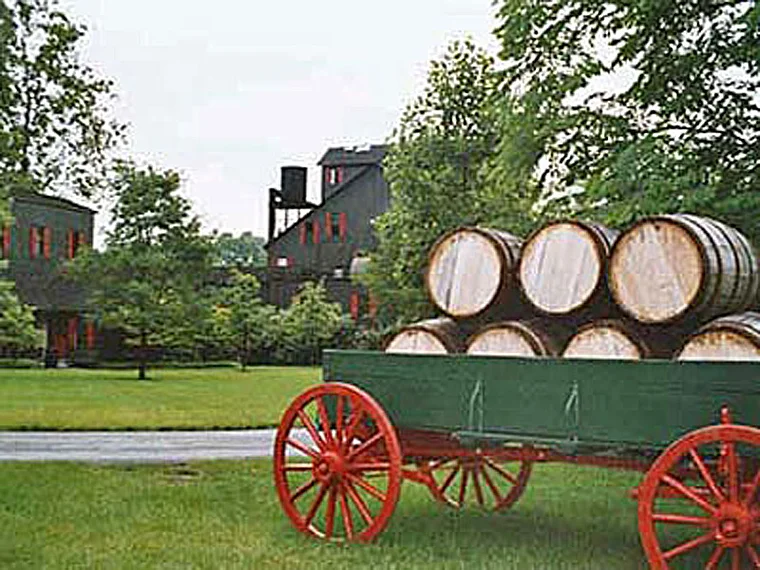 Kentucky Maker's Mark Distillery Wagen mit Holzfässern