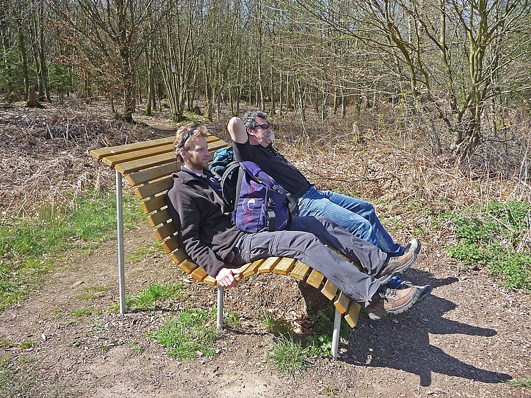 Saar-Hunsrück-Steig Wanderer auf Ruhebank